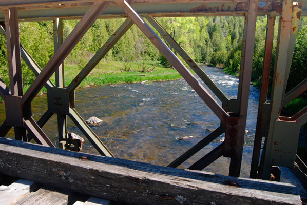 looking through the bridge railing